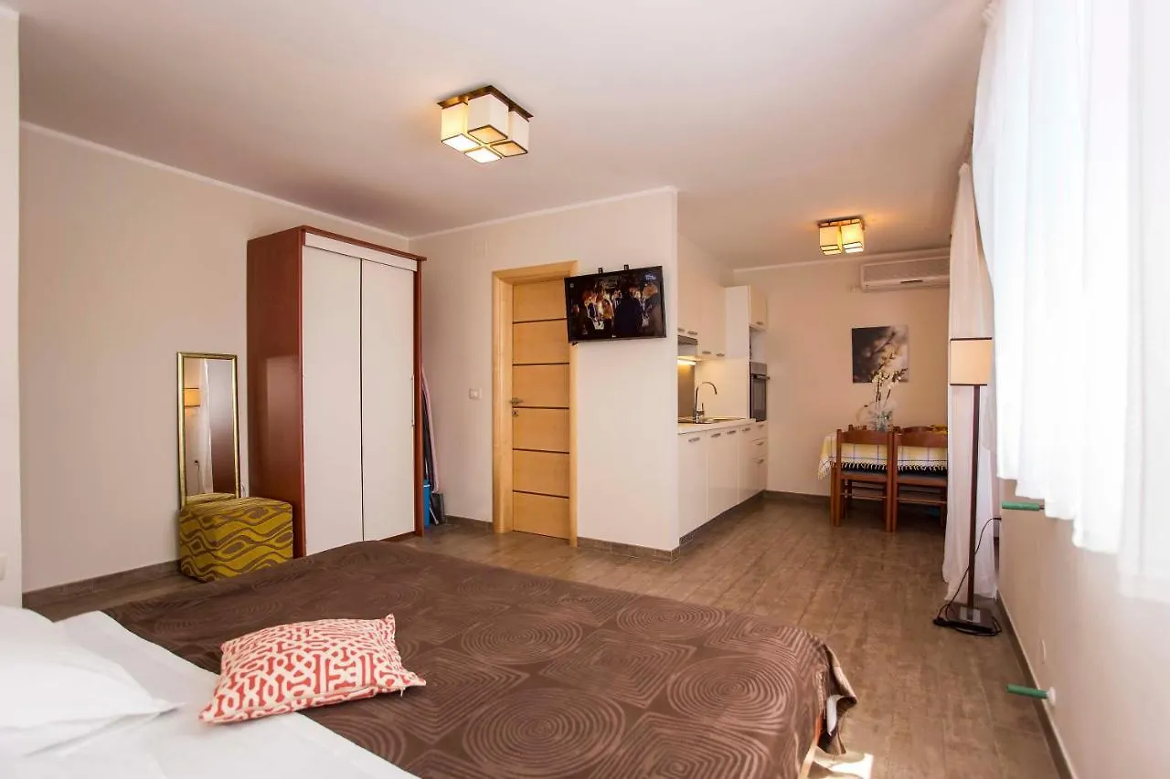 Apartments Romano Ровинь 0*,
